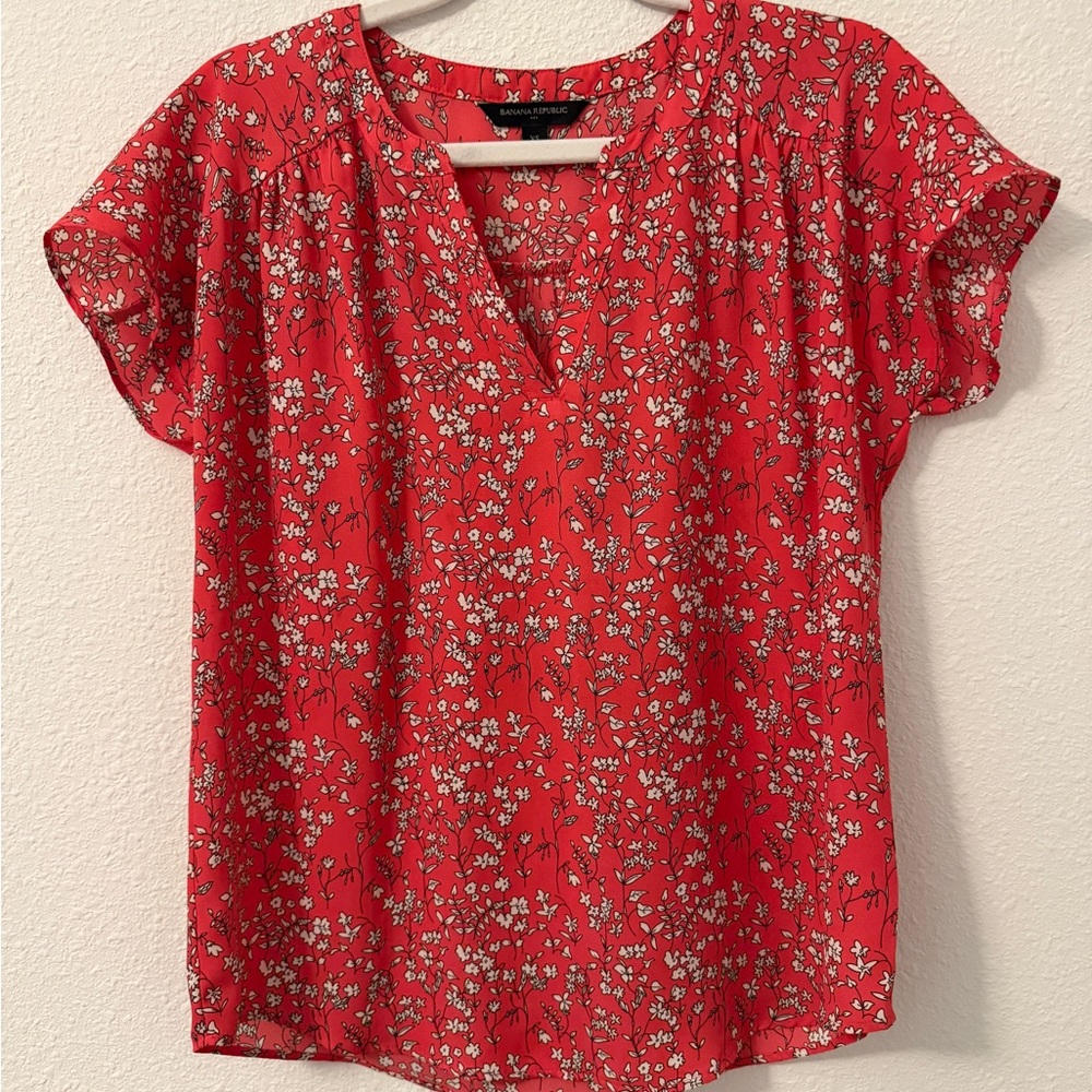 Banana Republic Red Floral Blouse Flowy Short Sleeve V Neck Casual Top in XS